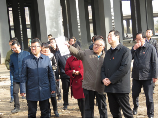 省委常委、西寧市委書記王曉在青海省物產(chǎn)集團(tuán)總公司黨委書記、總經(jīng)理王玉輝陪同下，深入青海物產(chǎn)朝陽物流園區(qū)。