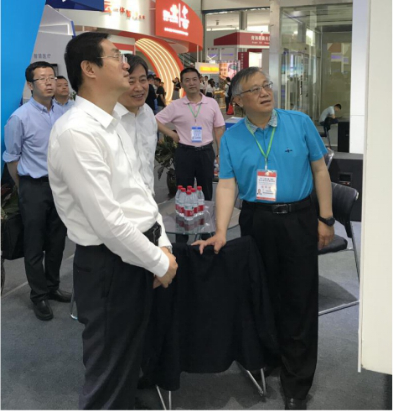 省委常委、西寧市委書記王曉蒞臨第十九屆青洽會青海物產(chǎn)展位參觀