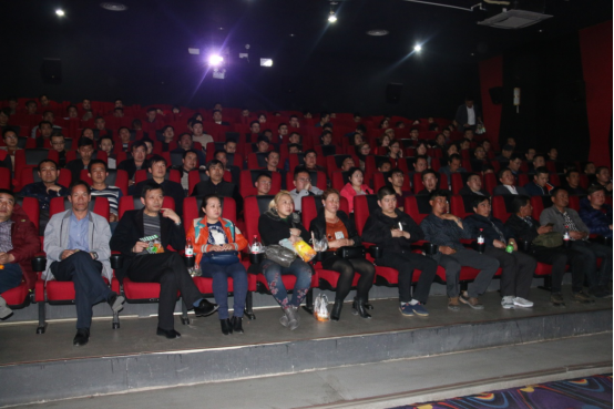 青物集團(tuán)黨委集中組織觀看優(yōu)秀紀(jì)錄片《厲害了，我的國(guó)》